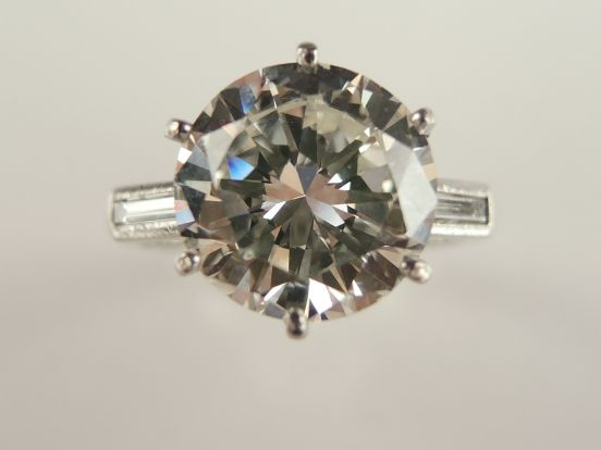 Brillant de 4,26 carats. J, VS1. Monture en platine. Poids :  6gr tel 