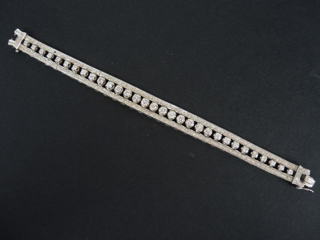 Bracelet Art Déco, orné de 30 brillants de 0,04 à 0,15 carats environ,