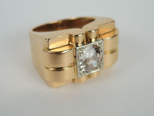 Bague chevalière en or, ornée d’un diamant taille ancienne serti clos 