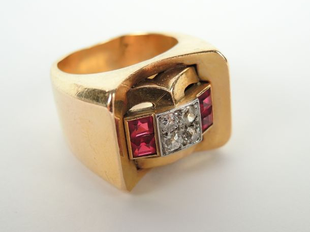 Chevalière en or, ornée de 4 rubis calibrés et de 4 diamants taille an