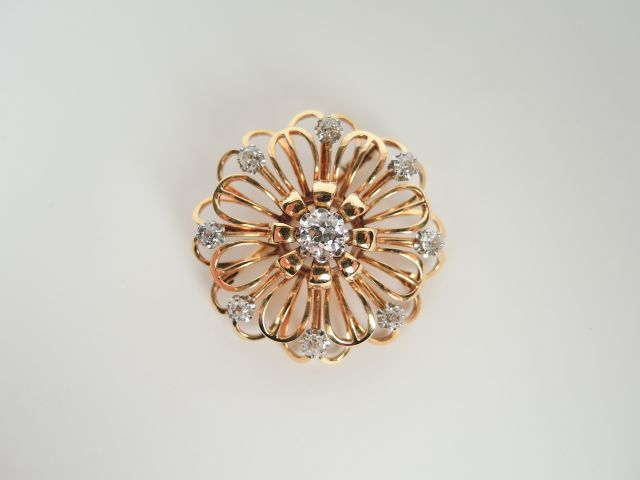 Broche en or jaune ajouré ornée de brillants, diamant central de 0.60 
