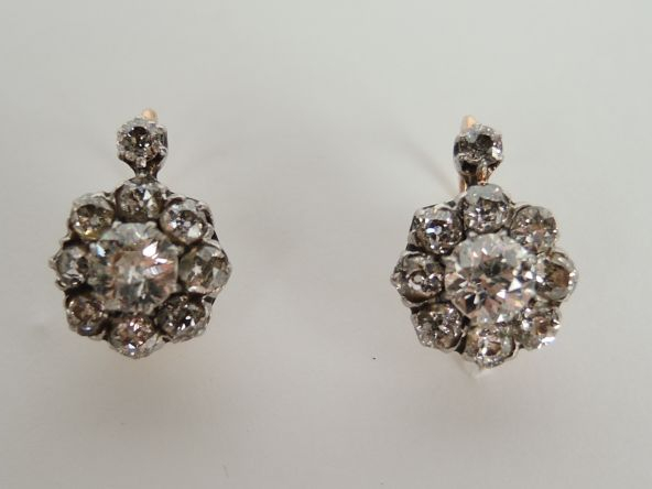 Paire de boucles d’oreilles ornées de diamants taille ancienne.  Diama