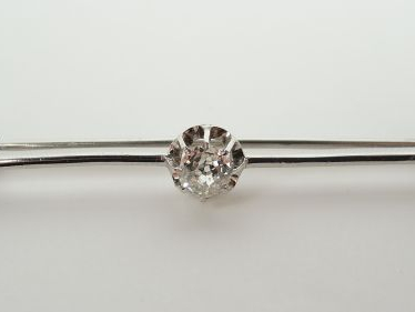 	Broche en platine, ornée de trois brillants de 0.50 et 0.40 carats en