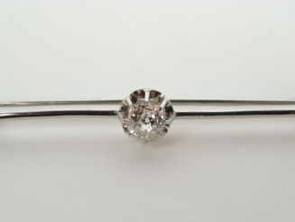 Vente aux enchères 	Broche en platine, ornée de trois brillants de 0.50 et 0.40 carats en