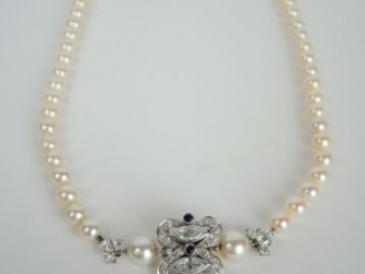 Vente aux enchères Collier de perles de culture, beau fermoir en platine orné de brillant