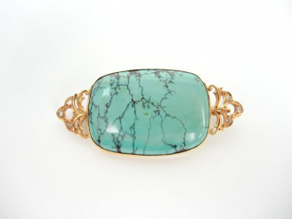 Vente aux enchères Broche en or ornée d'une turquoise et  de petites roses. Poids tel. 18
