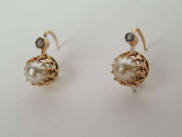 Paire de boucles d’oreilles ornées de perles.  Poids tel : 2.28 g