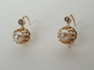 Vente aux enchères Paire de boucles d’oreilles ornées de perles.  Poids tel : 2.28 g