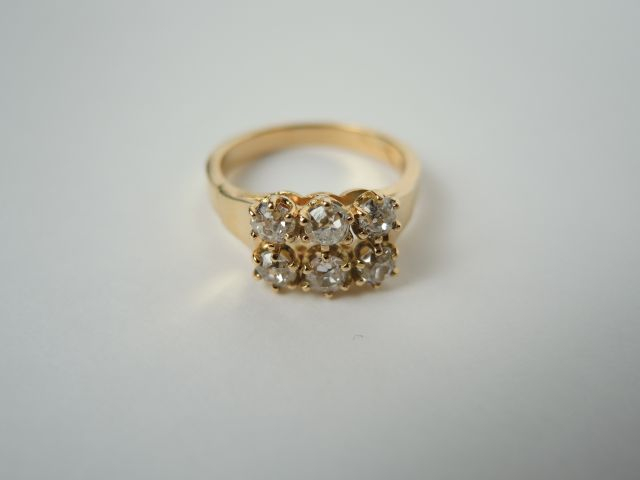 Bague en or, ornée de six petits brillants. TDD 57. Poids tel : 6,25 g