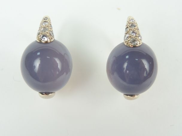 POMELATTO. Paire de perce oreilles, cabochons de calcédoine, monture e