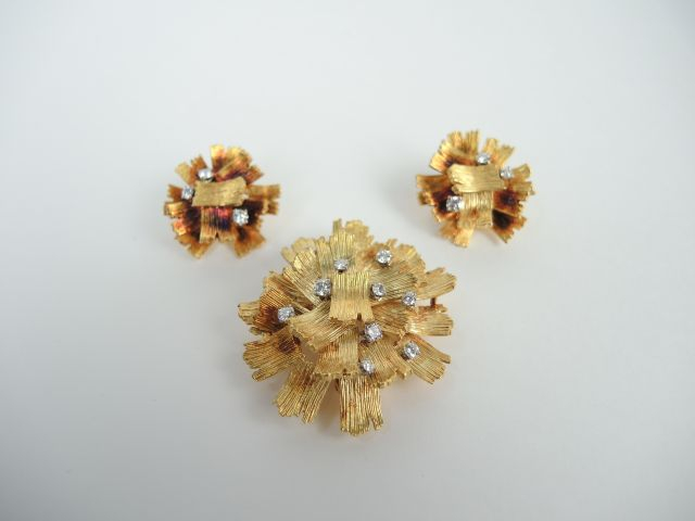 MAUBOUSSIN. Parure en or et brillants, comprenant une broche et une pa