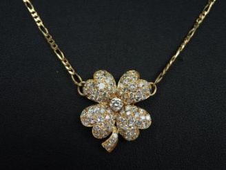 Vente aux enchères Collier en or, joli pendentif en forme de trèfle à quatre feuilles, or