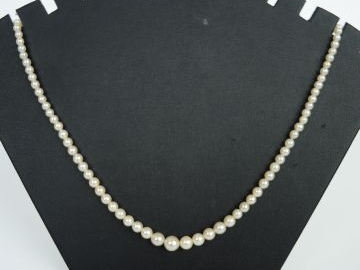 Collier de perles de culture disposées en chute. 40 cm environ