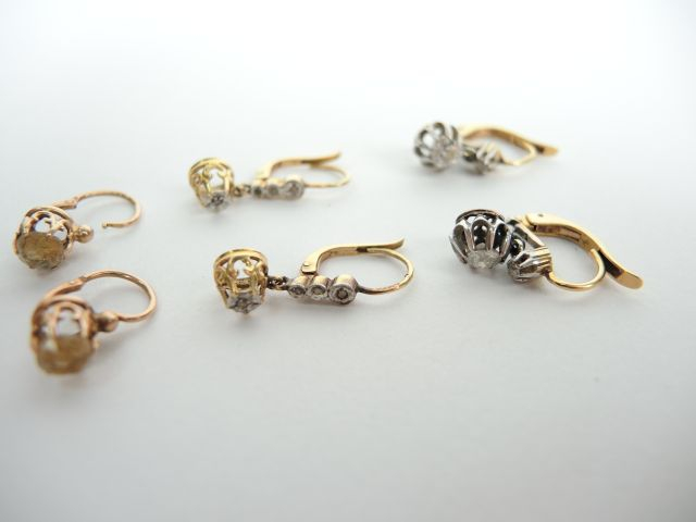 Paire de perce-oreilles en or jaune ornés de diamant taille ancienne d