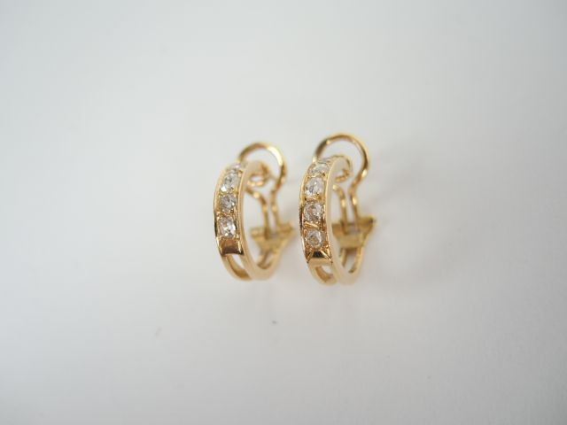 Paire de perce-oreilles monture or jaune, pavées de diamants taille an