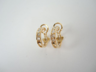 Vente aux enchères Paire de perce-oreilles monture or jaune, pavées de diamants taille an