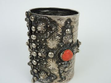 Bracelet berbère en argent bas titre et corail fin XIXe, début Xxe