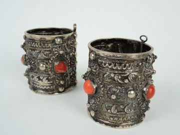 Deux bracelets berbères en argent bas titre et corail, fin XIXe début 