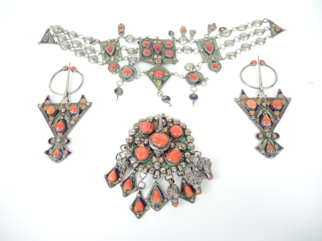 Parure berbère en argent bas titre fin XIXe, début Xxe, corail et émau