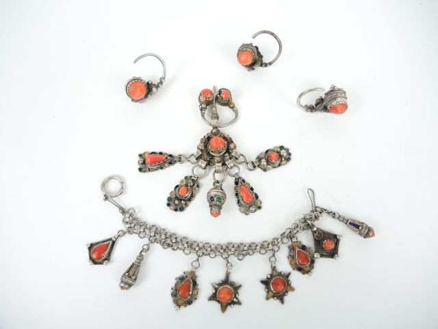 Fibule, bracelet, trois perce-oreilles en argent bas titre, émaux poly