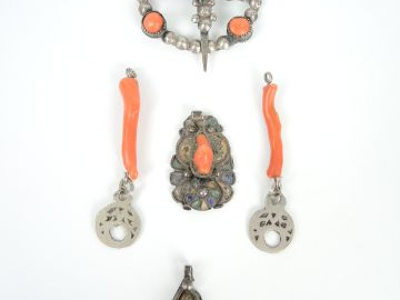 Fibule, paire de pendants d'oreilles, un pendentif, deux pendentifs, e