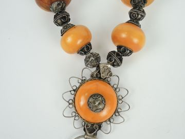 Collier berbère en ambre et métal