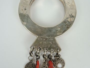 Passe ruban berbère en argent bas titre et corail