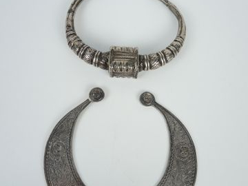 Deux différents colliers berbères en argent bas titre