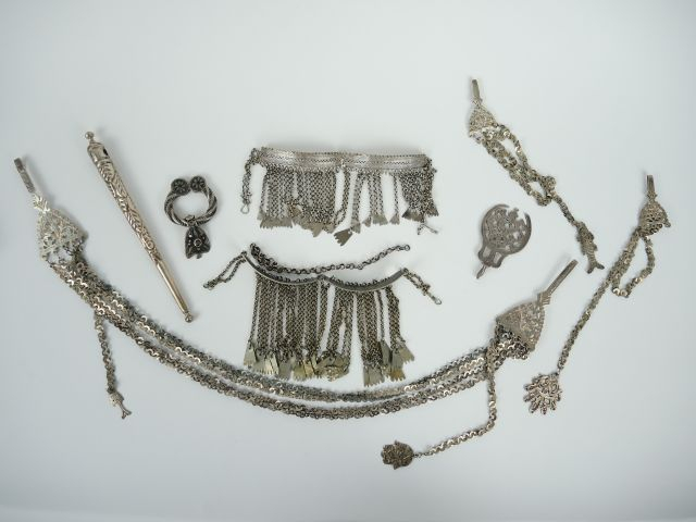 Différents éléments de parure : fibules, ceintures, en argent bas titr