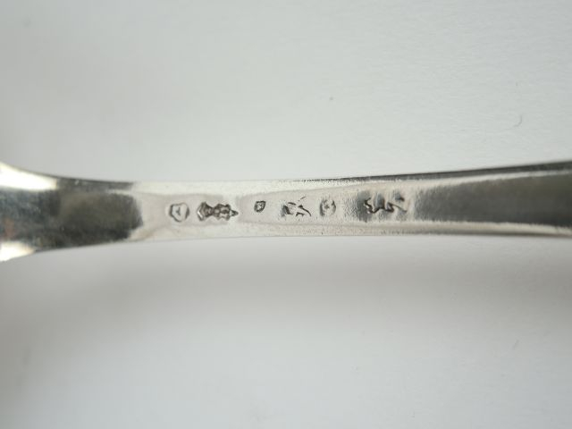 Saupoudreuse en argent XVIIIe , cuilllèron ajouré à décor de rinceaux 