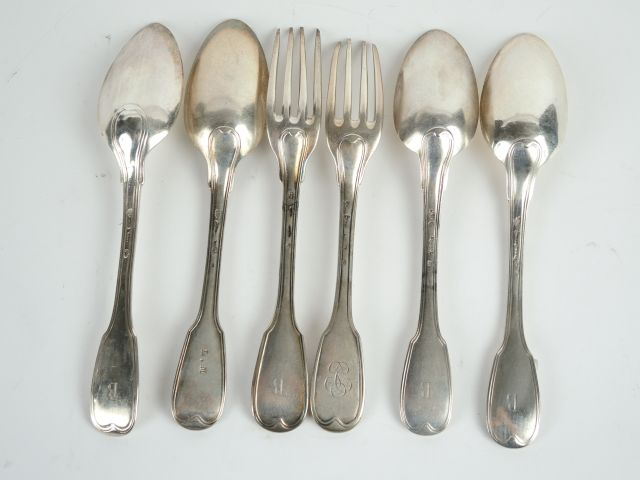 Quatre cuillères et deux fourchettes en argent XVIIIe, poinçons dépare
