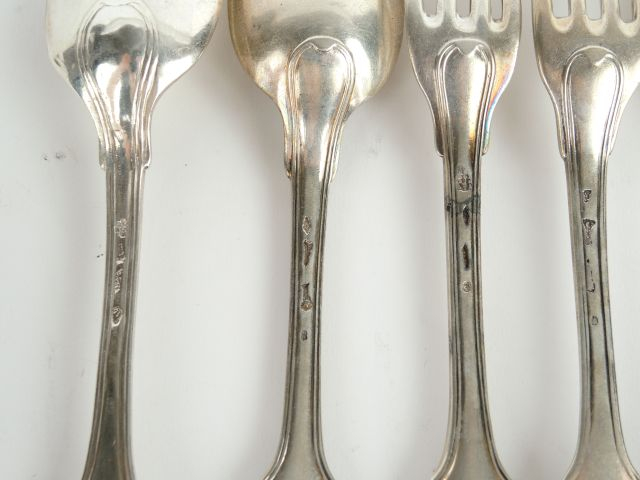 Quatre cuillères et deux fourchettes en argent XVIIIe, poinçons dépare