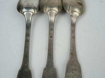 Trois cuillères en argent XVIIIe. Poids : 215 g