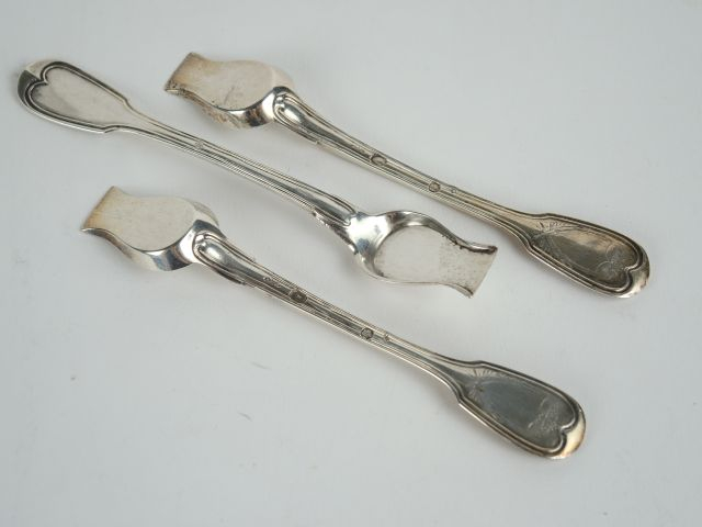 Trois cuillères à sel en argent, poinçon au premier coq, modèle à file