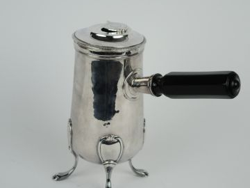 Chocolatière en argent, poinçon au premier coq, manche en bois noirci 