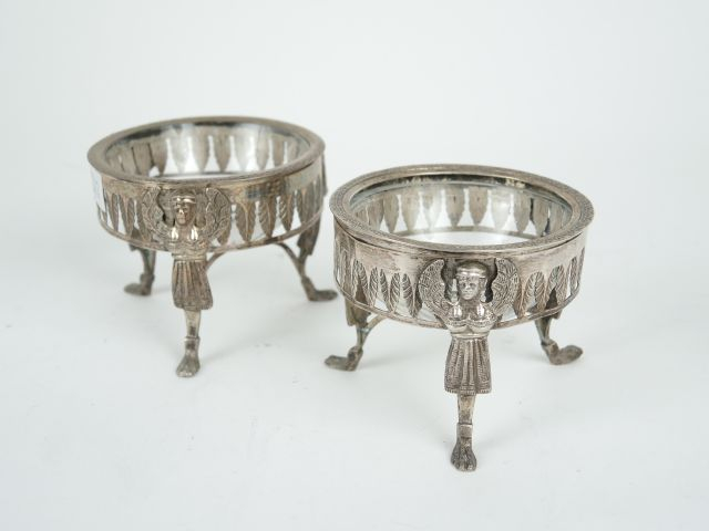 Paire de salerons tripodes en argent de style Empire, piètement tripod