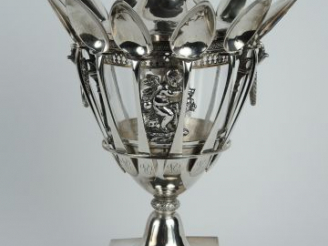 Vente aux enchères Confiturier en argent, poinçon au coq, à décor d’amours musiciens et d