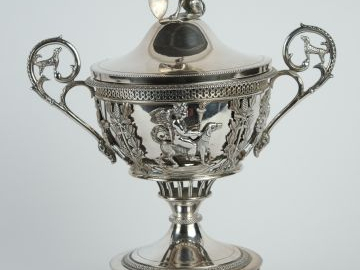 	Sucrier en argent et vermeil, poinçon au coq, à décor d’amours sur de