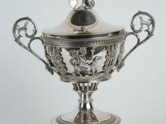 Vente aux enchères 	Sucrier en argent et vermeil, poinçon au coq, à décor d’amours sur de