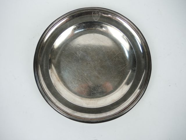 Plat rond en argent, poinçon au premier coq. MO : CBA. Poids : 805 g