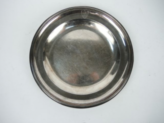 Vente aux enchères Plat rond en argent, poinçon au premier coq. MO : CBA. Poids : 805 g