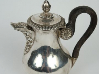 Vente aux enchères 	Verseuse égoïste marabout en argent,poinçon Vieillard, à décor de rin