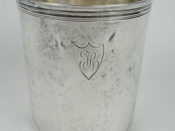Timbale en argent, poinçon Vieillard, monogrammée dans un cartouche. P