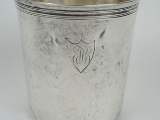Vente aux enchères Timbale en argent, poinçon Vieillard, monogrammée dans un cartouche. P