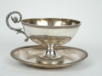 Vente aux enchères Tasse et sous tasse Restauration en argent, poinçon Vieillard, décor d