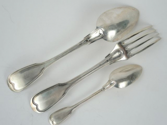 Vente aux enchères Ménagère en argent, poinçon Vieillard, modèle au filet. On y joint 12 