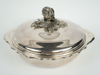 Vente aux enchères Légumier en argent, poinçon Minerve, belle prise en forme d'artichauds