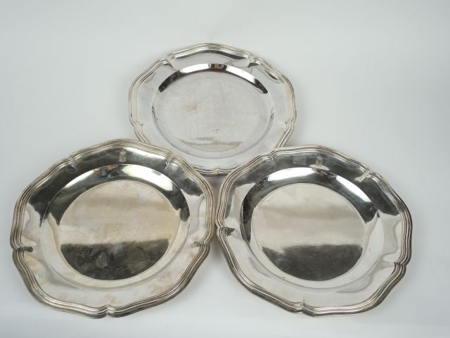 3 plats de style Louis XV en argent, poinçon Minerve, modèle à filet, 