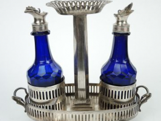 Vente aux enchères 	Huilier/vinaigrier de style Directoire en argent étranger ajouré, fla