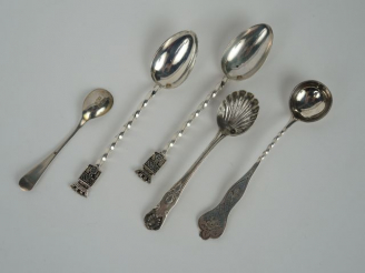 Vente aux enchères Cinq différentes petites cuillères en argent, poinçon Minerve, et une 